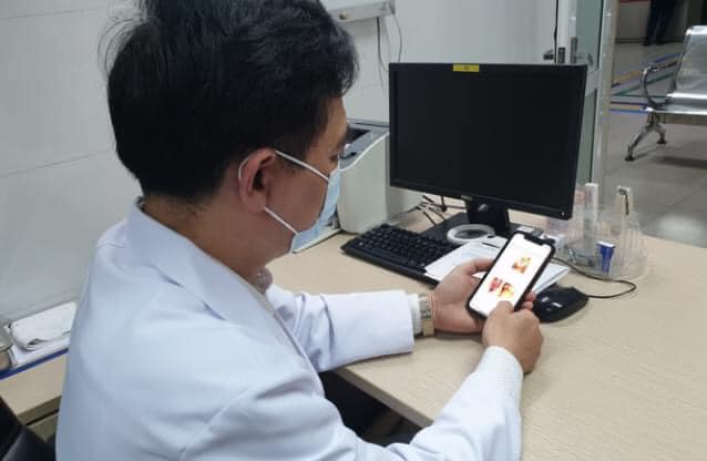 Bác sĩ đang xem tình trạng của nam sinh 19 tuổi Bác sĩ đang xem tình trạng của nam sinh 19 tuổi