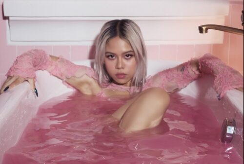 Tạo hình của nữ diễn viên trong MV Tạo hình của nữ diễn viên trong MV