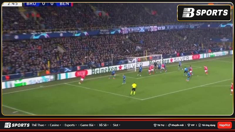 HLV Scott Parker của Club Brugge đã đưa 6 cầu thủ sở trường về phòng ngự