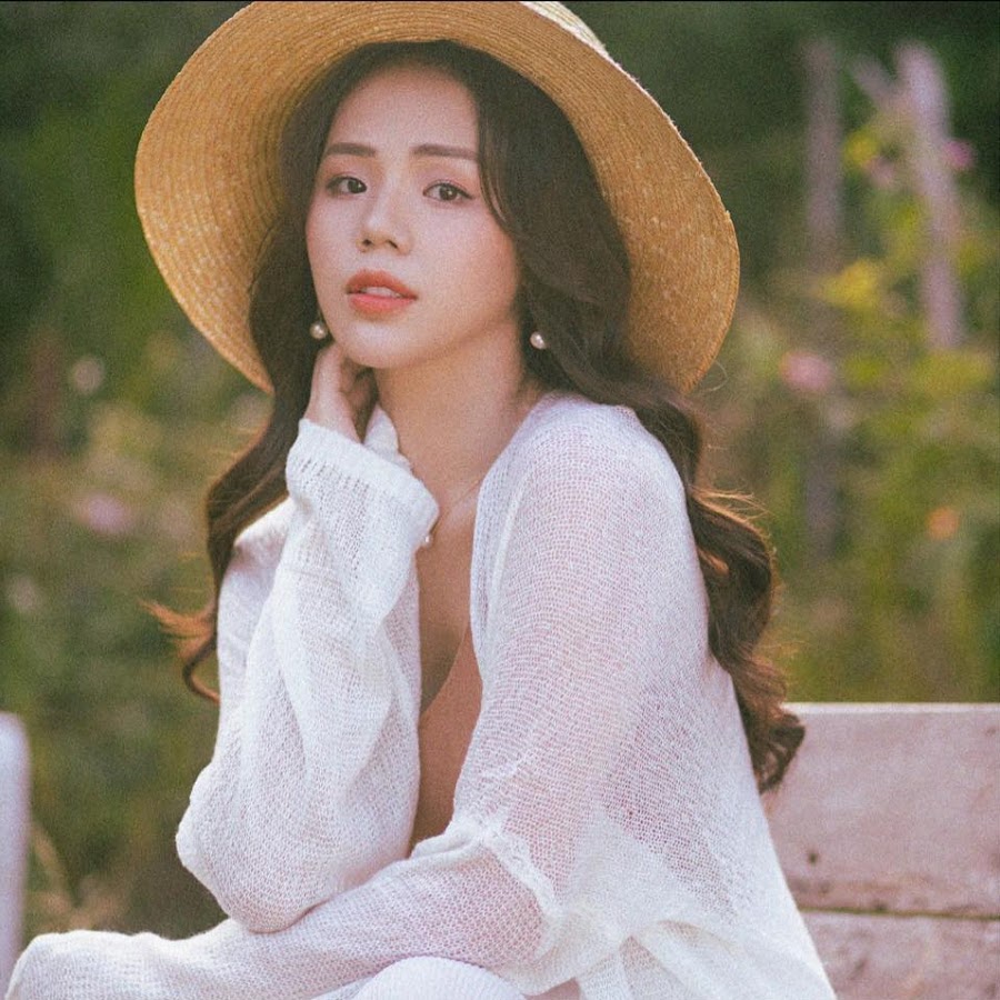 Nhan sắc xinh đẹp của nữ ca sĩ Hương Ly