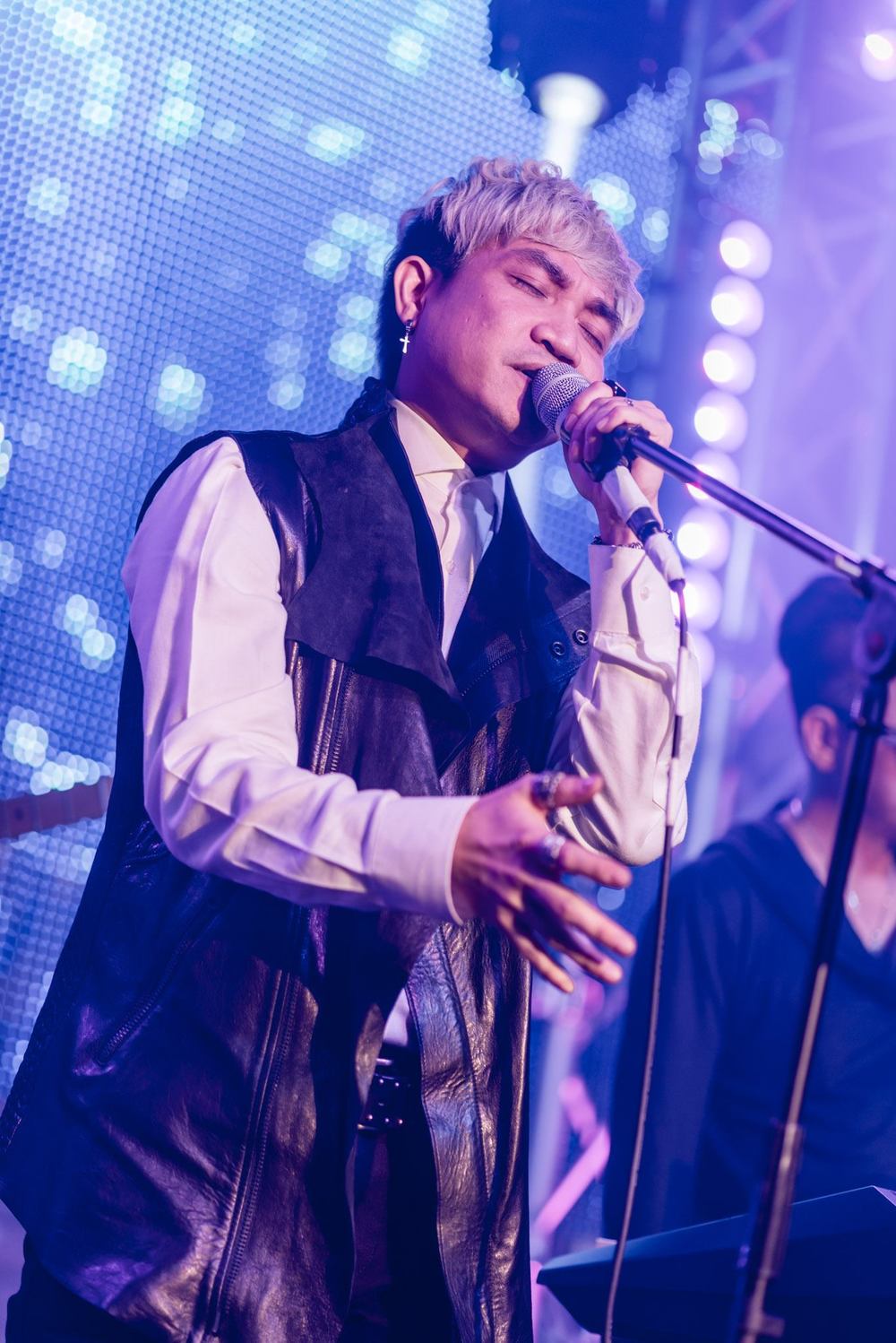 Ca sĩ Phạm Khánh Hưng đi diễn một số show nhỏ tại các tiểu liên bang Mỹ
