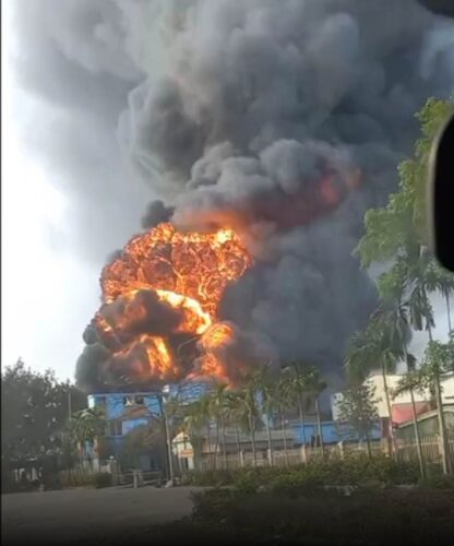 Lớp lớp các khói đen ngụt ngụt kéo theo nhau, nối tiếp nhau không ngừng nghỉ