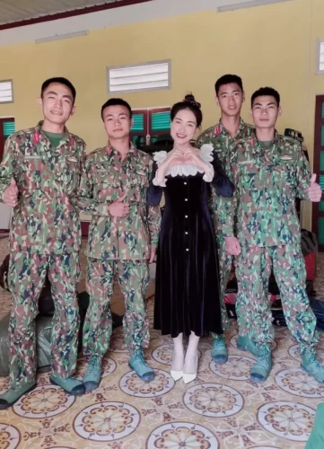 Nữ ca sĩ tại chương trình "Sao nhập ngũ"