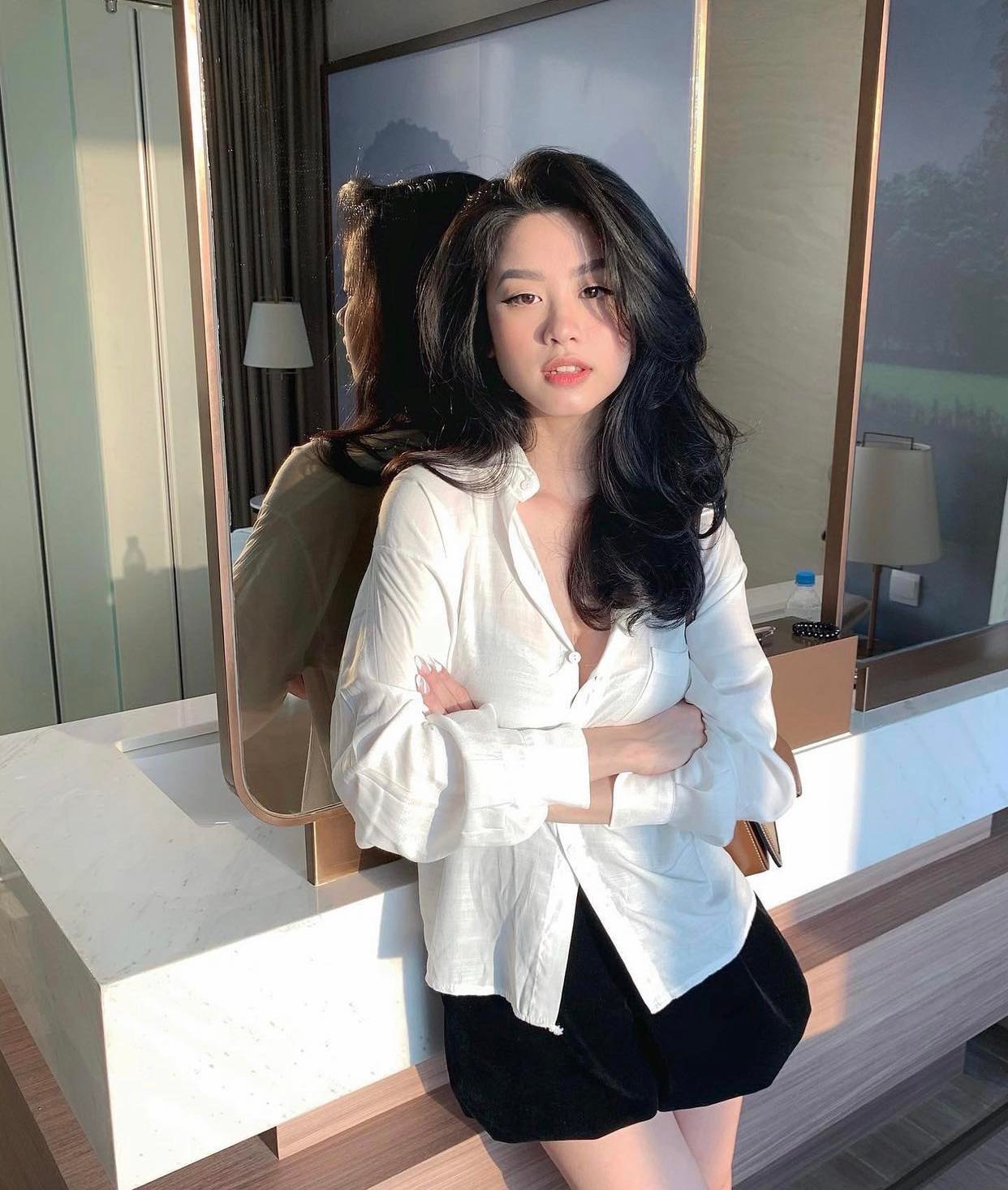 Sức đẹp, sức khỏe, sự khéo léo chính là những yếu tối giúp cho cô nằng mãi mận