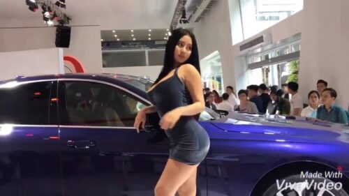 Cô tạo dáng bên cạnh xe sang tại sự kiện Cô tạo dáng bên cạnh xe sang tại sự kiện