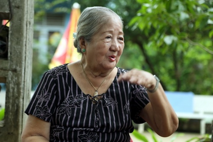 Khuôn mặt phúc hậu của bà 