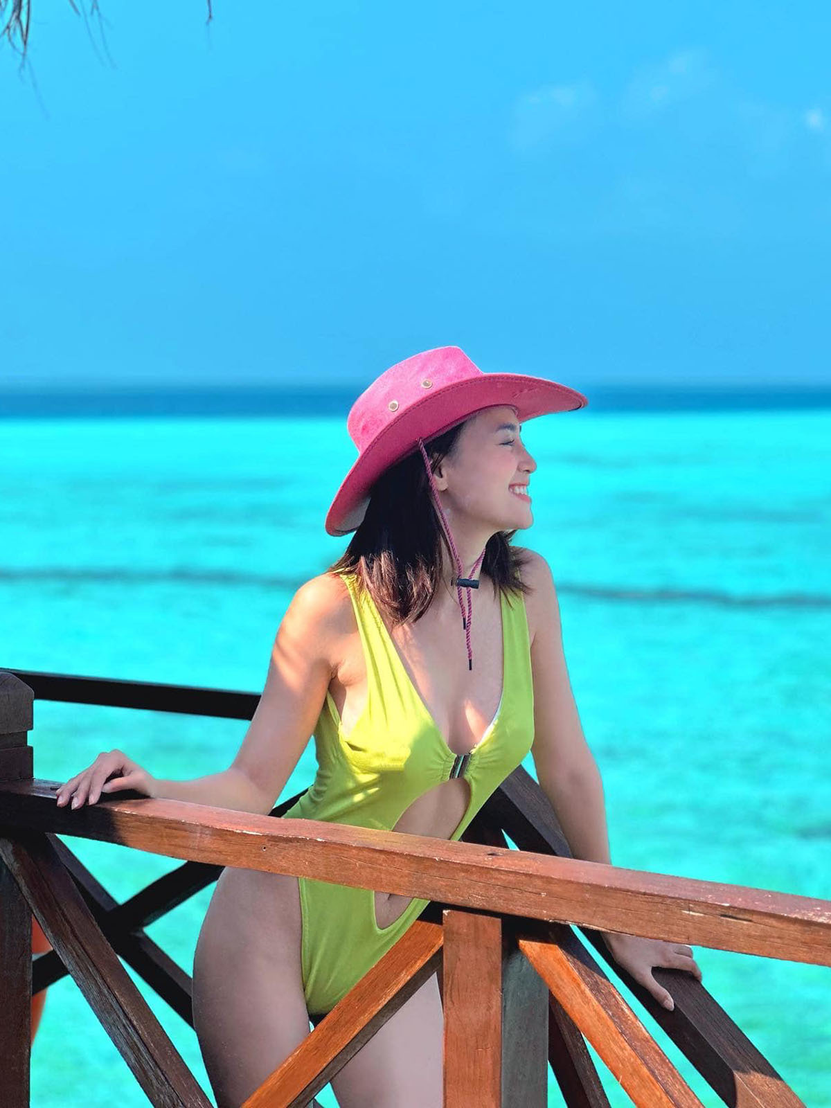 Trang phục cut-out hai bên eo làm nổi bật đường cong nuột nà của mỹ nhân phim 'Cô gái từ quá khứ'. Trang phục cut-out hai bên eo làm nổi bật đường cong nuột nà của mỹ nhân phim 'Cô gái từ quá khứ'.
