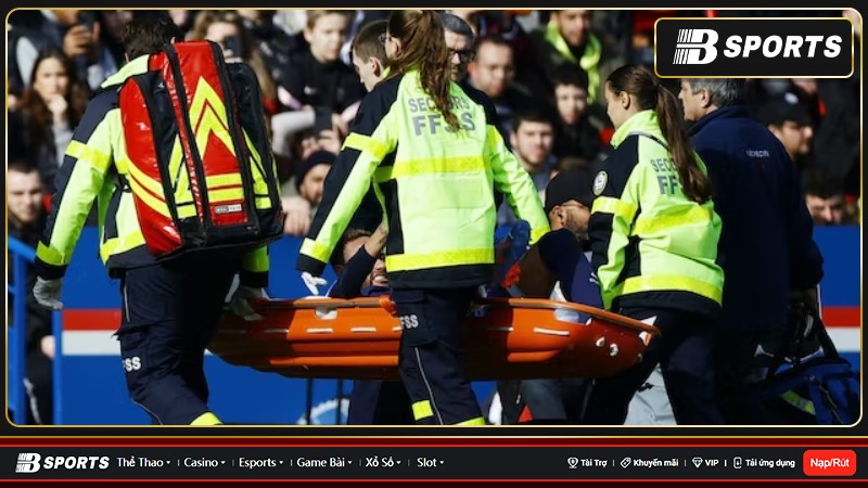 Neymar đã phải rời sân Parc des Princes trên cáng sau khi bị bong gân mắt cá chân trong một pha tranh chấp với Benjamin Andre
