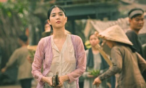 Phân cảnh lộ ngực của nàng mẫu