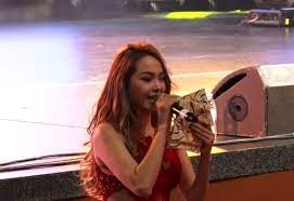 Minh Hằng cầm đĩa Minh Hằng cầm đĩa