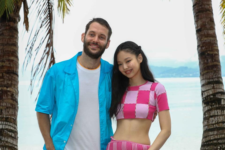 Jennie thân thiết với nhà thiết kế chủ chốt của nhãn hàng là Simon Porte