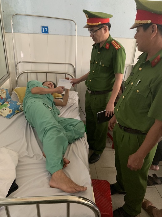 Cảnh sát tới thăm 2 vợ chồng
