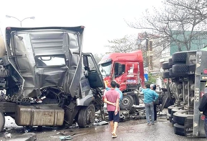 Hiện trường vụ việc 3 xe đầu kéo va chạm kinh hoàng với nhau