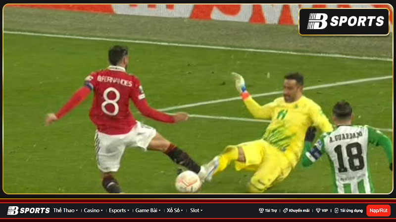 Bruno Fernandes thoát thẻ đỏ dù vào bóng thô bạo Bruno Fernandes thoát thẻ đỏ dù vào bóng thô bạo
