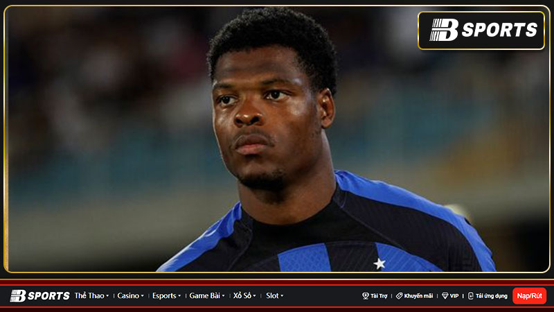 Denzel Dumfries kéo tụt quần đối thủ ở Champions League