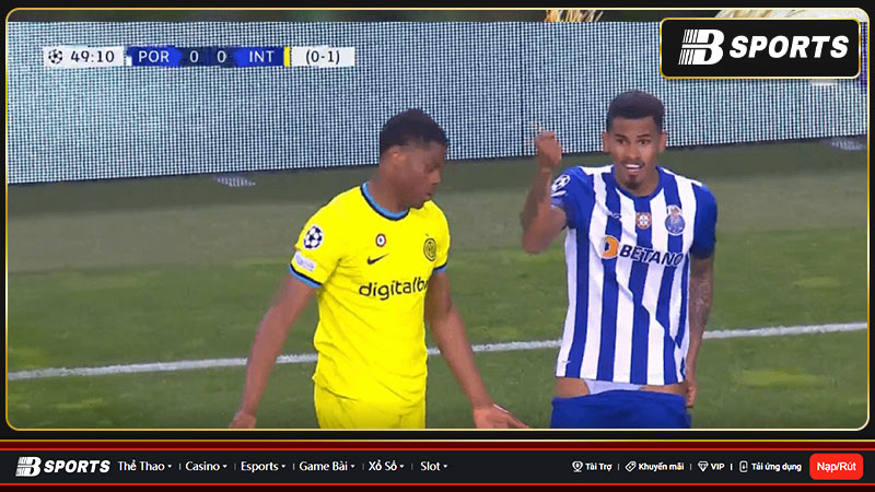 Hy hữu: Denzel Dumfries kéo tụt quần đối thủ 