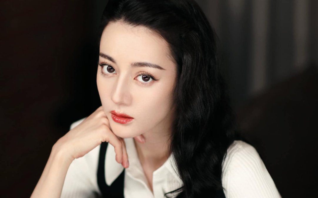 Vẻ đẹp "nghiêng nước nghiêng thành" của Địch Lệ Nhiệt Ba