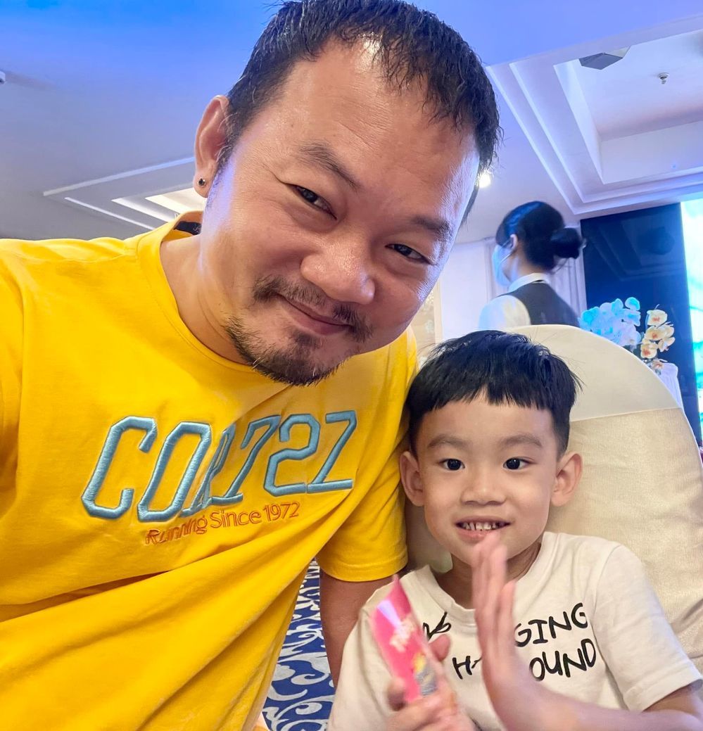 Nam diễn viên hài ngồi cùng cậu con trai nhí nhảnh, đáng yêu