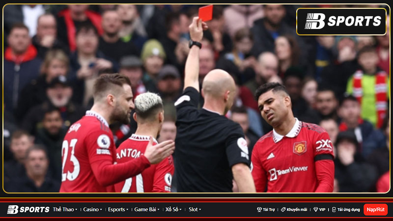 Man United thi đấu đấu chỉ với 10 người trên sân Man United thi đấu đấu chỉ với 10 người trên sân