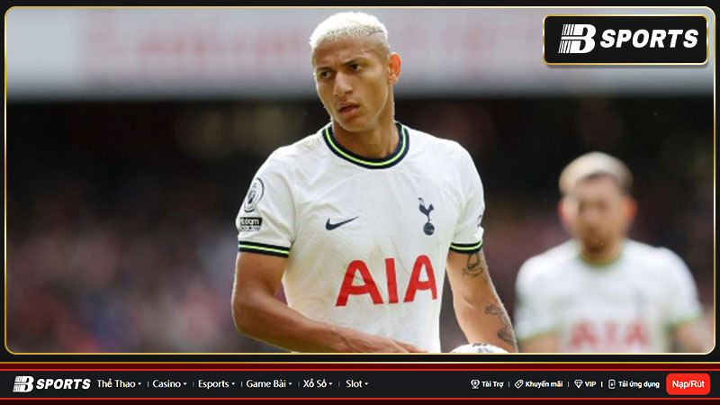 Richarlison ngậm ngùi rời khỏi sân trong nước mắt