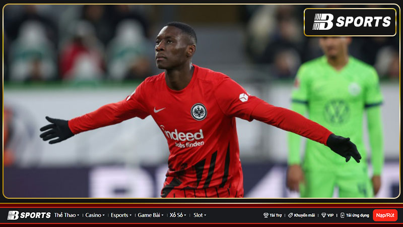 Wolfsburg hòa Frankfurt với tỷ số 2-2