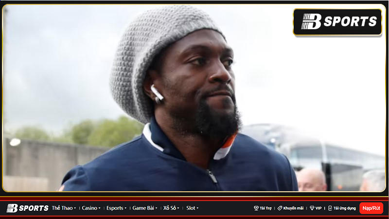 Cựu tiền đạo của Arsenal , Manchester City và Tottenham Hotspur , Emmanuel Adebayor giã từ sự nghiệp bóng đá ở tuổi 39.