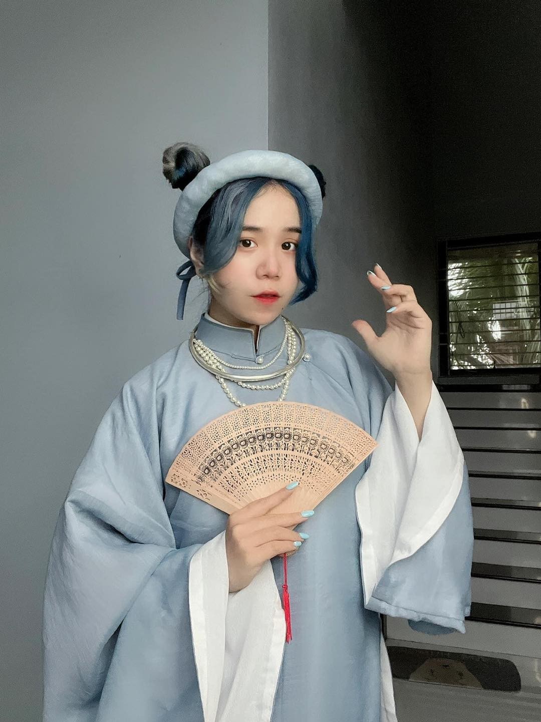 Cô nàng với vẻ ngoài xinh đep Cô nàng với vẻ ngoài xinh đep