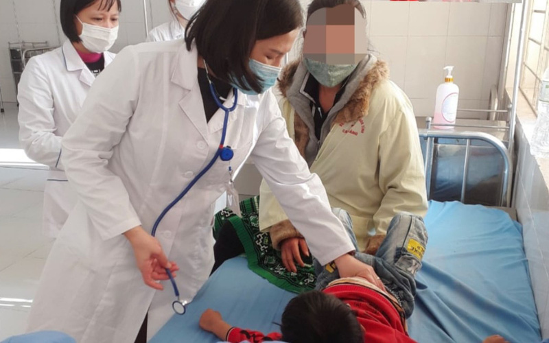 Hình ảnh bac sĩ tham khám cho bệnh nhi Hình ảnh bac sĩ tham khám cho bệnh nhi