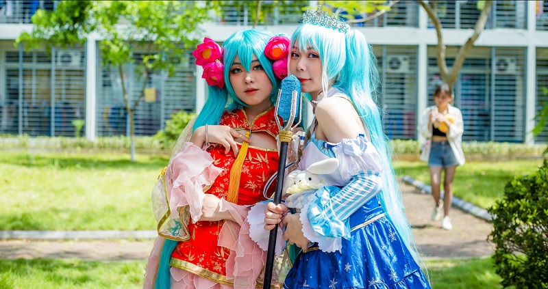 Lens màu giúp mắt cosplayer to tròn và đủ màu Lens màu giúp mắt cosplayer to tròn và đủ màu
