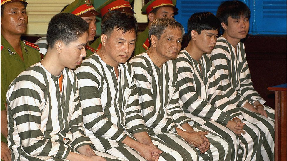 Năm Cam ngồi giữa Năm Cam ngồi giữa