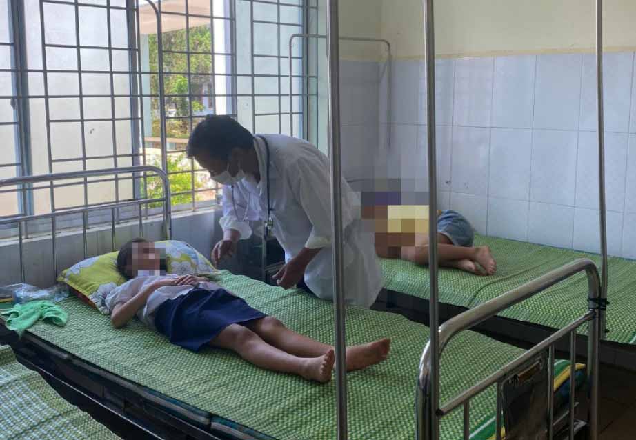 31 em học sinh nhập viện sau khi nhận bóng bay 31 em học sinh nhập viện sau khi nhận bóng bay