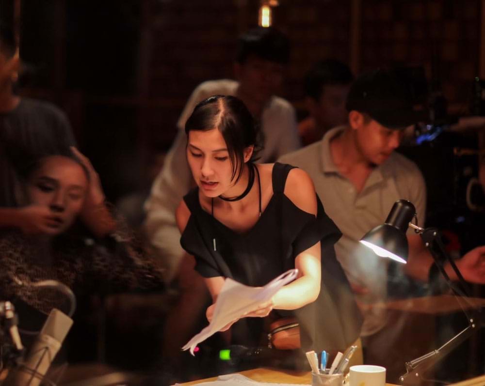 Nữ đạo diễn tới tận phim trường để chỉ đạo