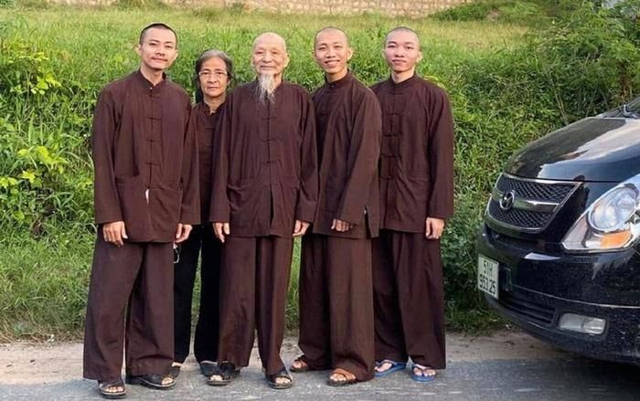 Lê Tùng Vân ở giữa Lê Tùng Vân ở giữa