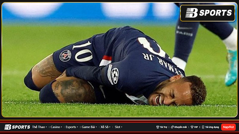 Neymar liên tục bị chấn thương từ những pha triệt hạ của đối thủ Neymar liên tục bị chấn thương từ những pha triệt hạ của đối thủ