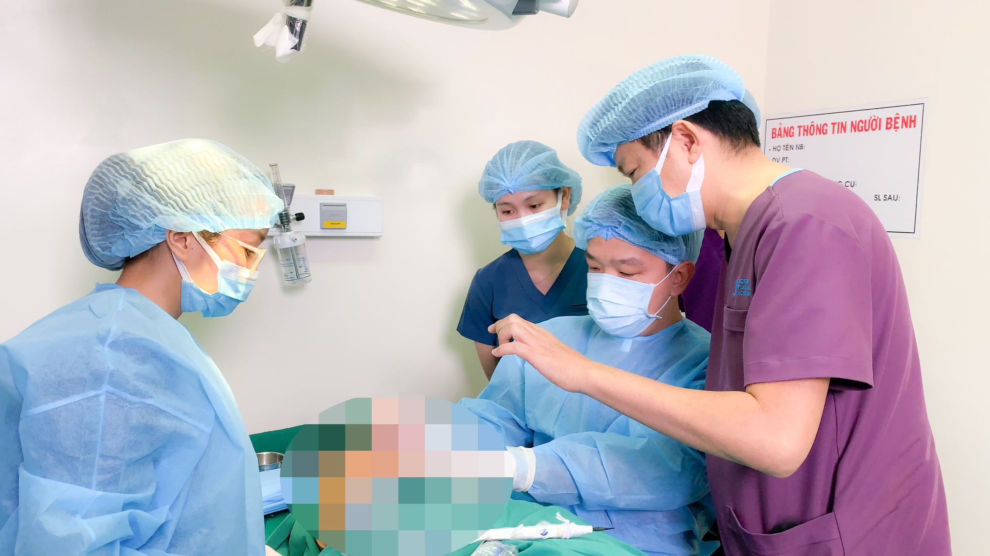 Các bác sĩ đã nhanh chóng tiến hành phẫu thuật