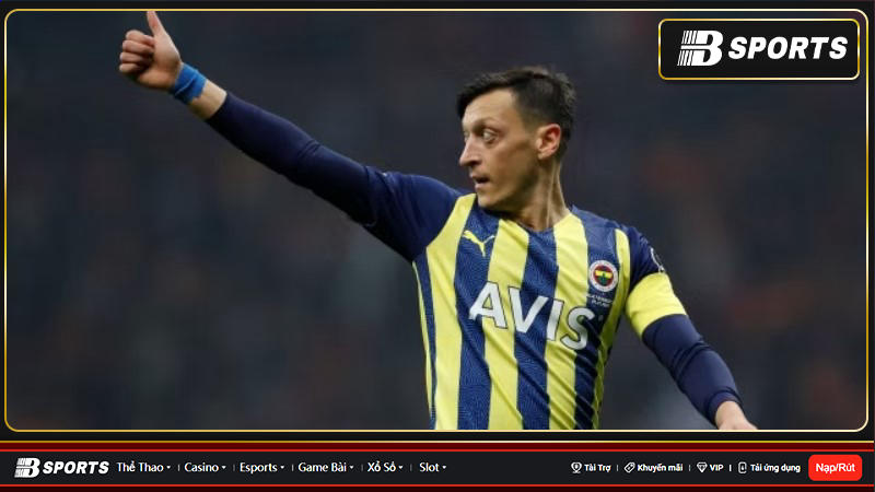 Cựu tiền vệ của Arsenal và Real Madrid, Mesut Ozil đã tuyên bố giã từ sự nghiệp bóng đá chuyên nghiệp ở tuổi 34. Cựu tiền vệ của Arsenal và Real Madrid, Mesut Ozil đã tuyên bố giã từ sự nghiệp bóng đá chuyên nghiệp ở tuổi 34.