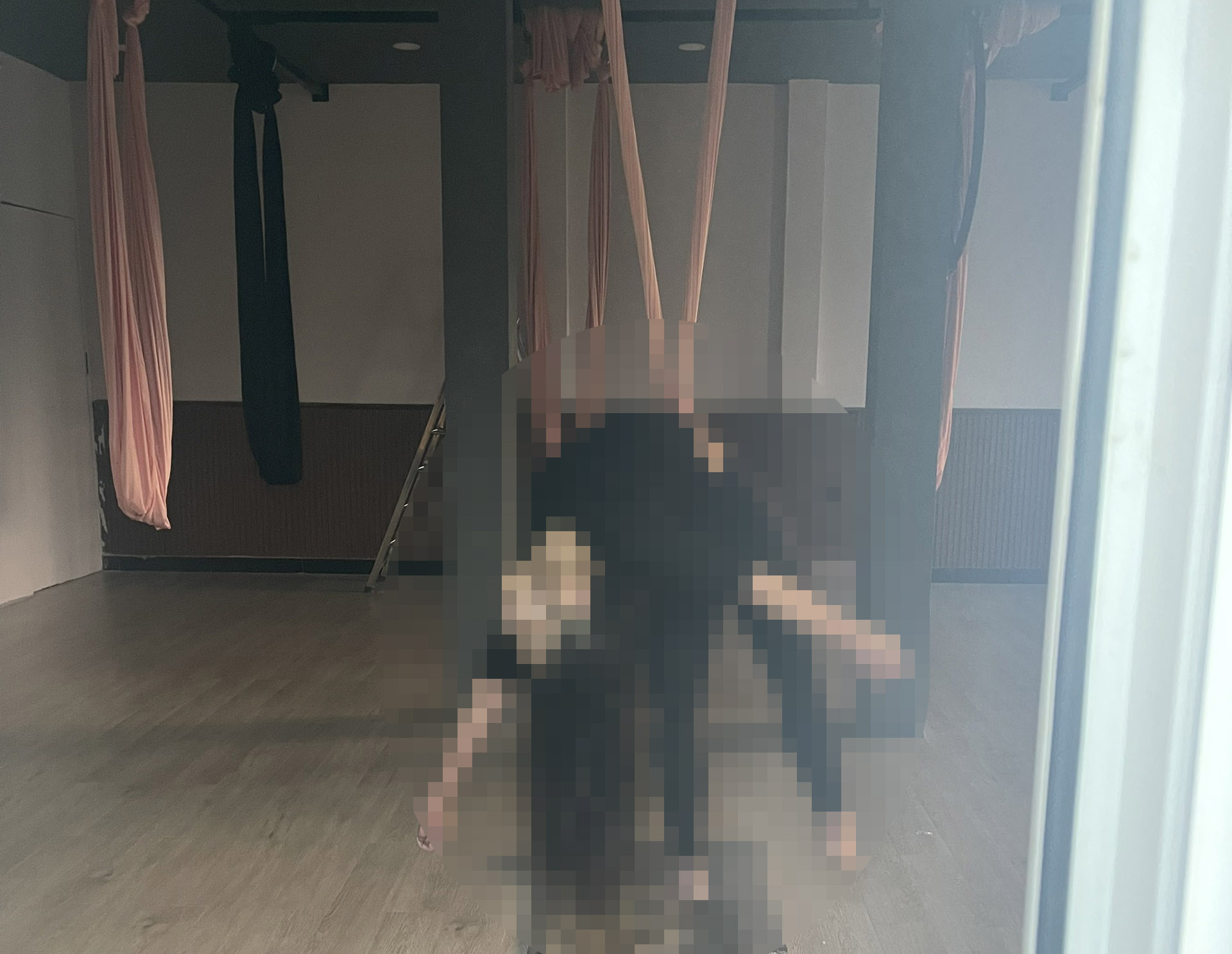 Tư thế của người phụ nữ tử vong tại phòng tập Yoga trên sợi dây tập hằng ngày tại Lâm Đồng, Đà Lạt Tư thế của người phụ nữ tử vong tại phòng tập Yoga trên sợi dây tập hằng ngày tại Lâm Đồng, Đà Lạt