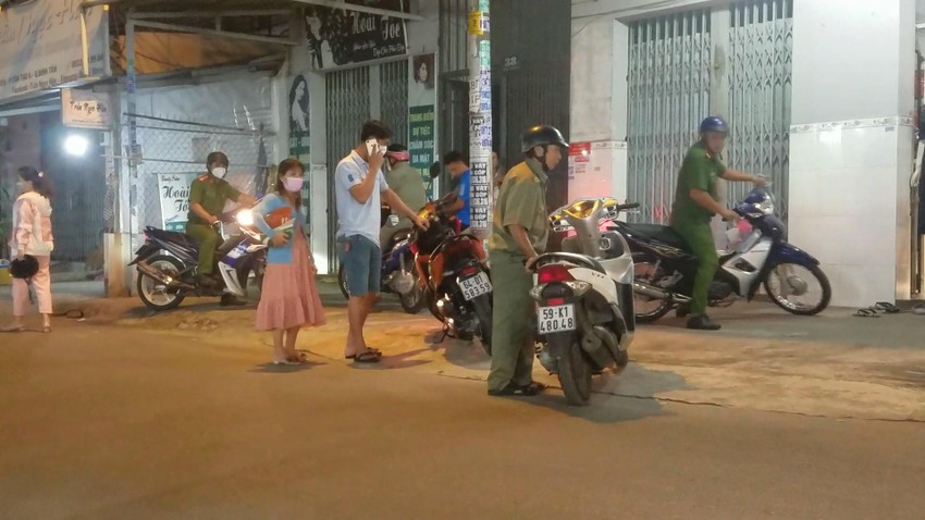 Lực lượng công an chức năng đã nhanh chóng có mặt tại hiện trường để phong tỏa cũng như khám nghiệm tử thi Lực lượng công an chức năng đã nhanh chóng có mặt tại hiện trường để phong tỏa cũng như khám nghiệm tử thi
