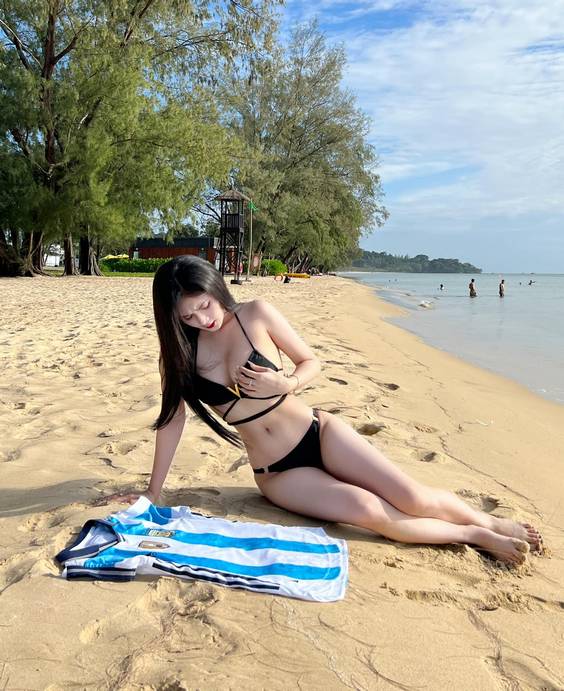 Thân hình cực cháy của cô nàng bên cạnh bờ biền cực cháy mắt Thân hình cực cháy của cô nàng bên cạnh bờ biền cực cháy mắt