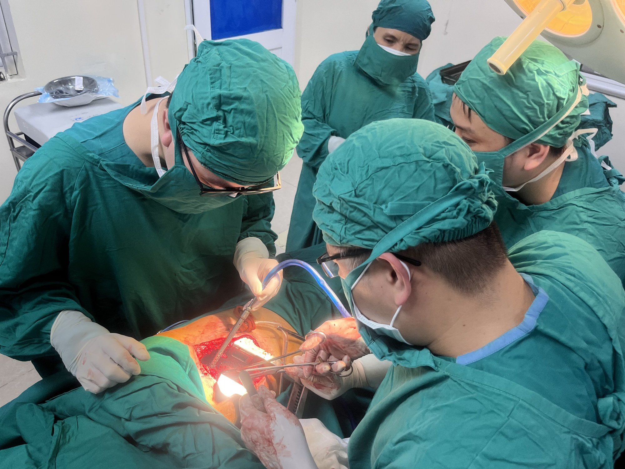 Các bác sĩ của bệnh viện Đa Khoa của tỉnh Hà Tĩnh đã và đang nhanh chóng khẩn trương sơ cứu kịp thời Các bác sĩ của bệnh viện Đa Khoa của tỉnh Hà Tĩnh đã và đang nhanh chóng khẩn trương sơ cứu kịp thời