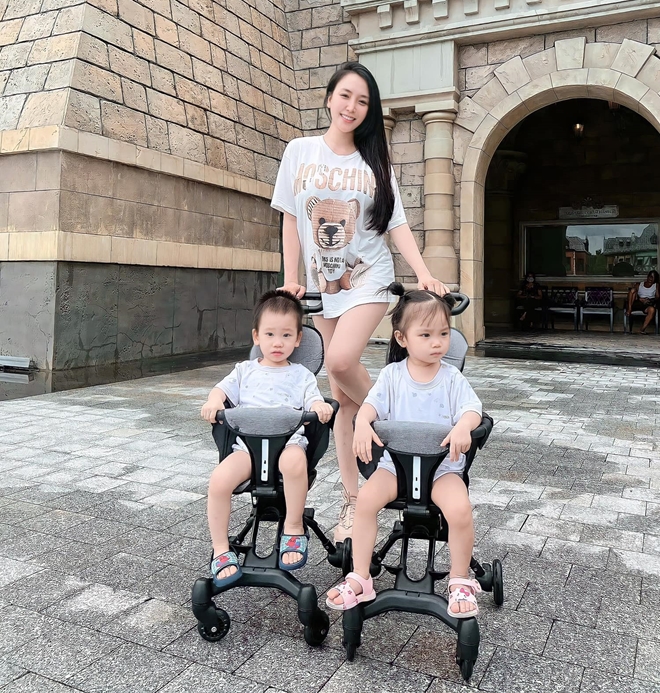Cô nàng cùng với 2 em bé