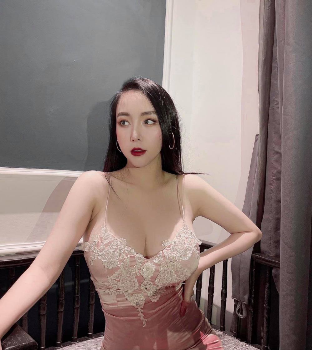 Xinh đẹp, quyến rũ như thế này bảo sao Khắc Việt luôn mê mệt