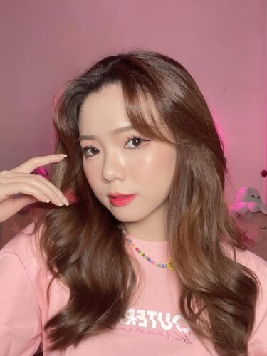 Cô nàng không chỉ chia sẻ những video triết lý mà còn thường xuyên review mỹ phẩm, skincare hay đăng những video ngẫu hứng cover bài hát