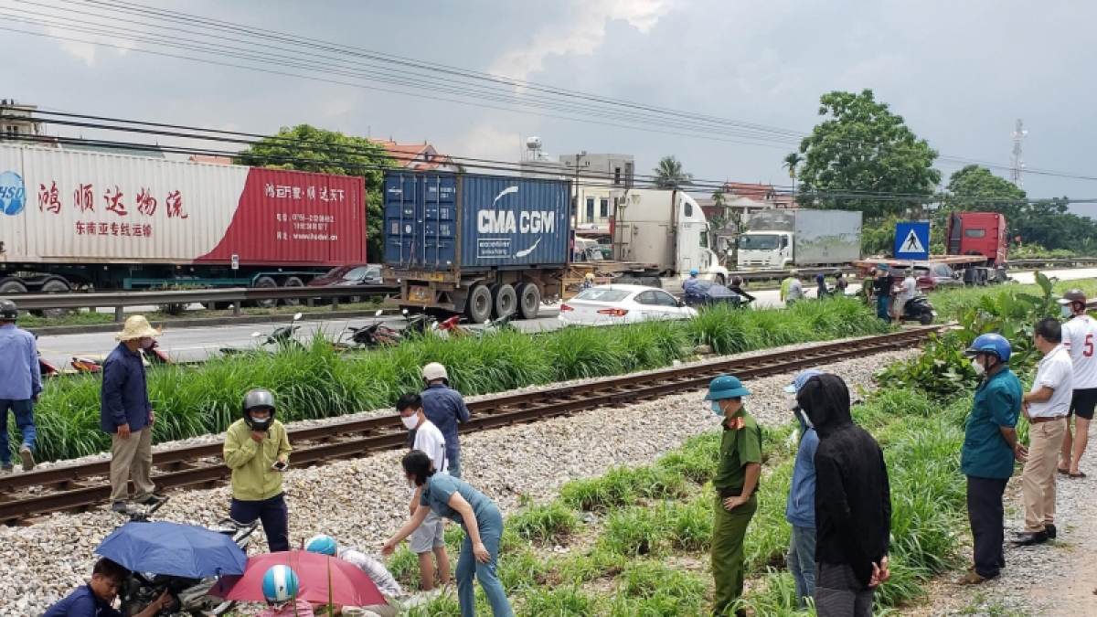 Vụ việc một người đàn ông va chạm với tàu hỏa tử vong tại chỗ, còn xe máy bị kéo lê 100m Vụ việc một người đàn ông va chạm với tàu hỏa tử vong tại chỗ, còn xe máy bị kéo lê 100m