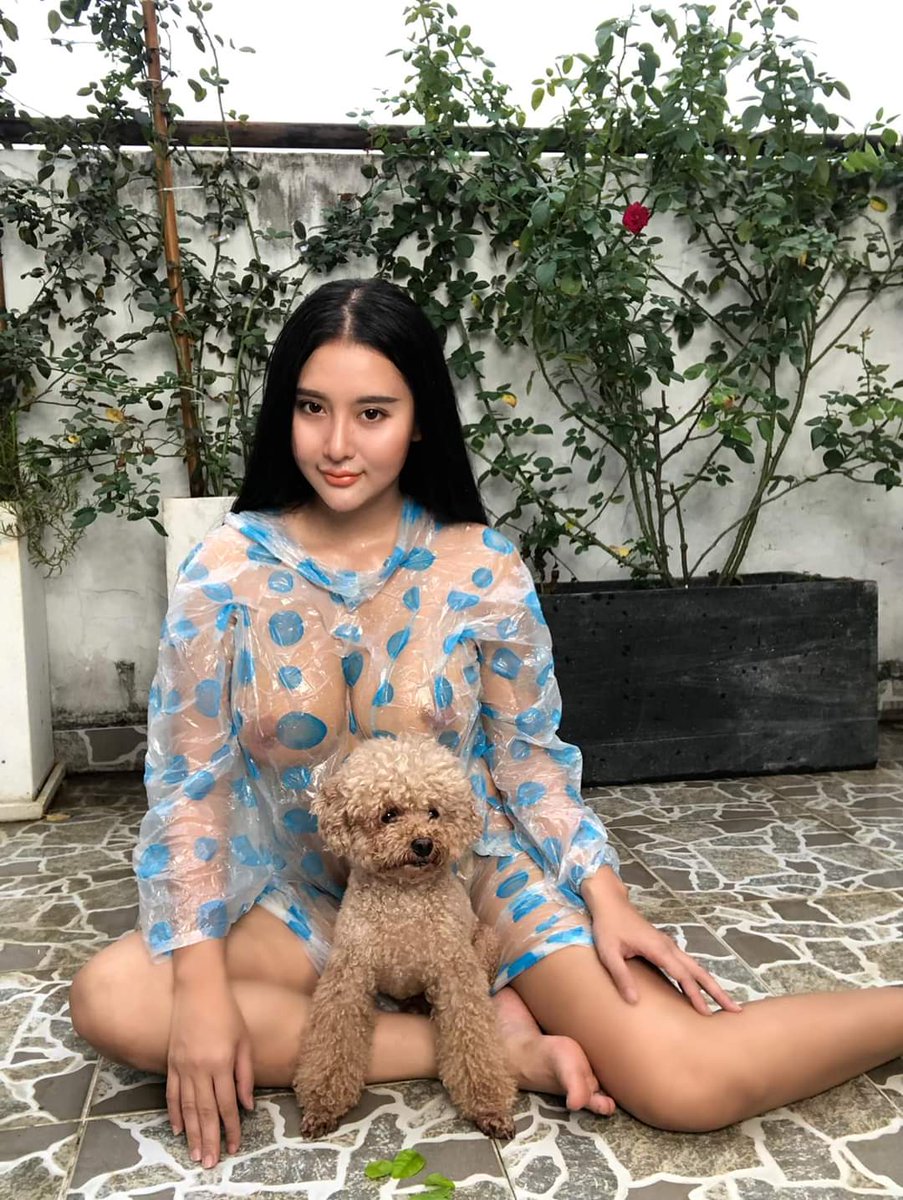 Cô nàng nude trong bộ áo mưa giấy chụp cùng chú cún cưng