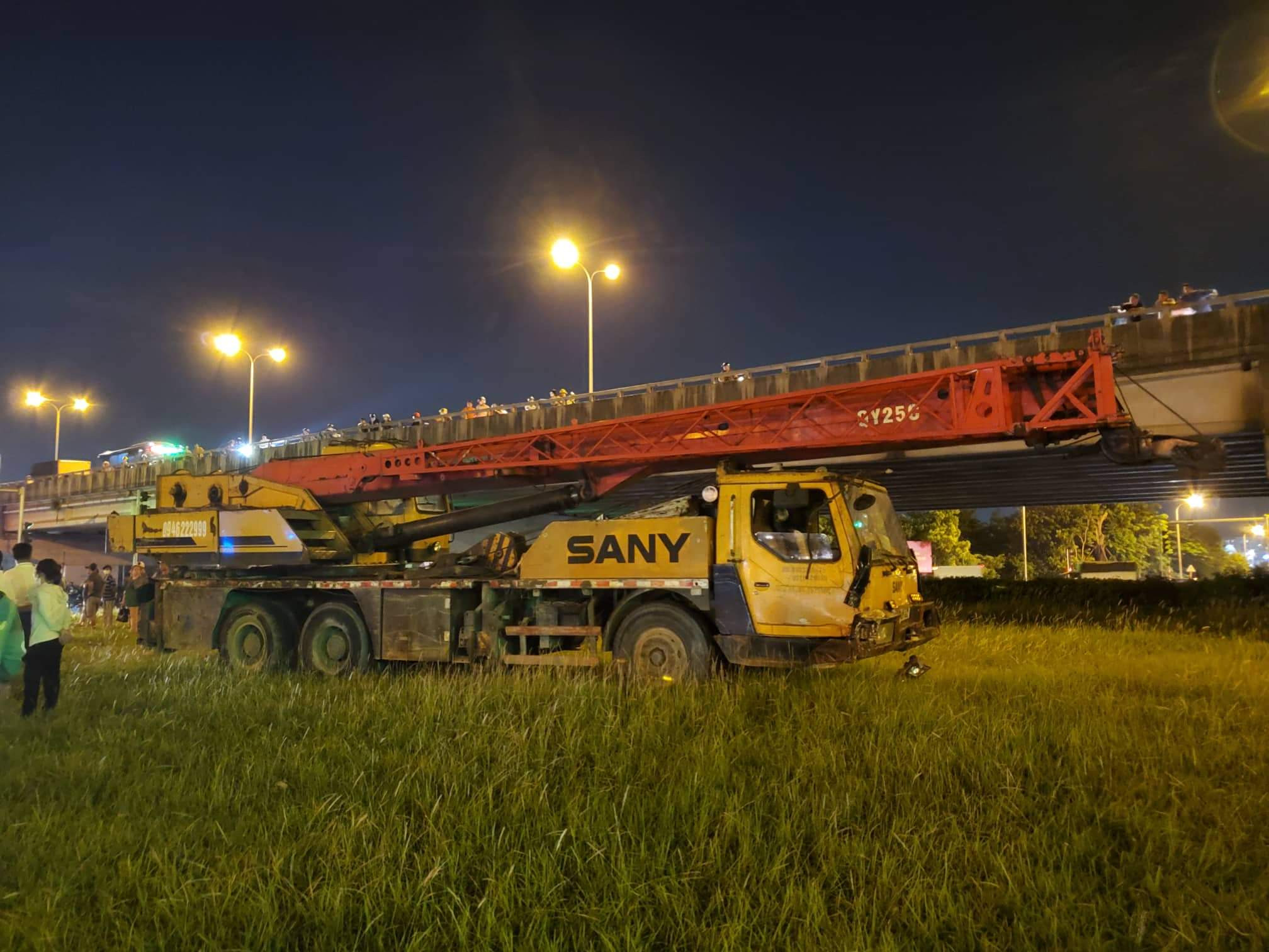 Hiện trường vụ tai nạn xe cẩu đâm chết người và làm toàn bộ khu phố mất điện Hiện trường vụ tai nạn xe cẩu đâm chết người và làm toàn bộ khu phố mất điện
